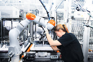 lbr iiwa 1.300x0 is Why robots and automation matter