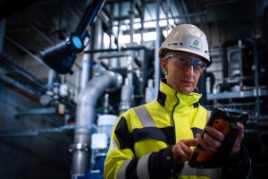 ABBUKPR045 Engineer working in the field using digital solutions ABB and Bilfinger to help industries boost efficiencies with instrumentation and digital technologies