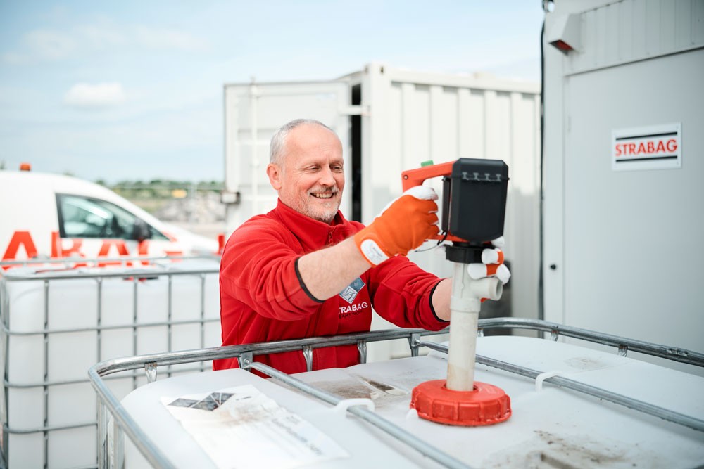 FLUX Pumps unveils the new FBM 4100 battery pump motor: A smart, cordless revolution in drum and IBC fluid handling