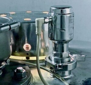 LW2720 3 002 Even in deep tanks, ifm senses levels precisely