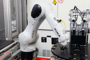 r475 schwarz plastics 0015 Efficient automation in the plastics industry